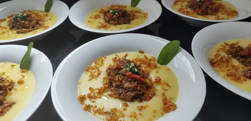 Polenta cremosa com Ragu
