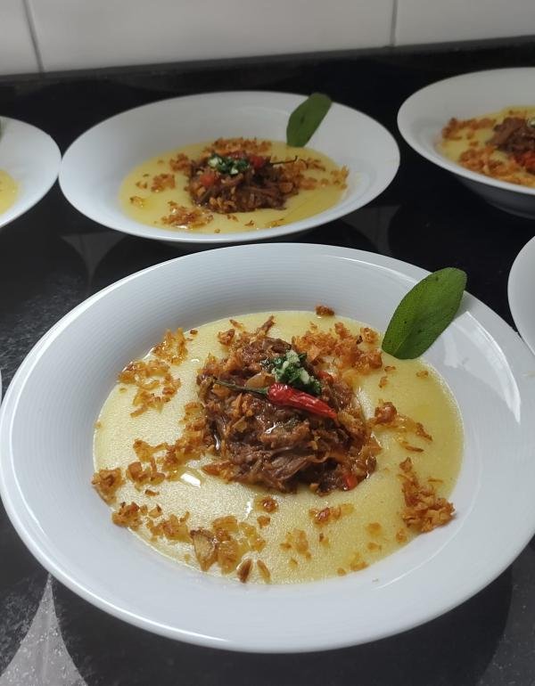 Polenta cremosa com Ragu