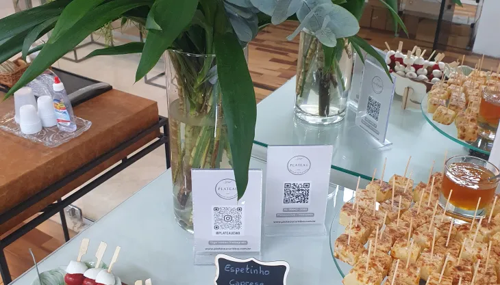 Mesa de antepastos para aniversários