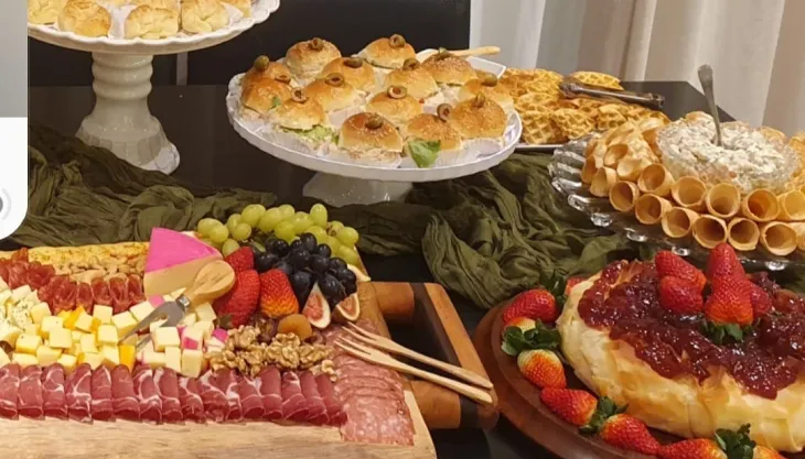 Mesa de antepastos para aniversários