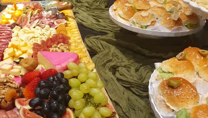 Mesa de antepastos para aniversários