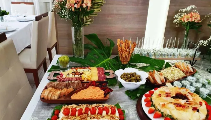 Mesa de entradas e aperitivos em Curitiba
