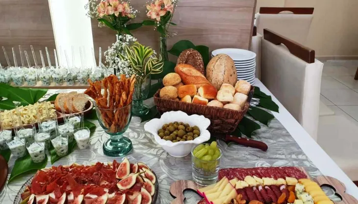 Mesa de entradas e aperitivos em Curitiba