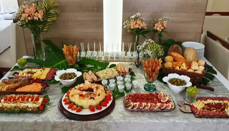 Mesa de entradas e aperitivos em Curitiba