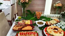 Mesa de entradas e aperitivos em Curitiba
